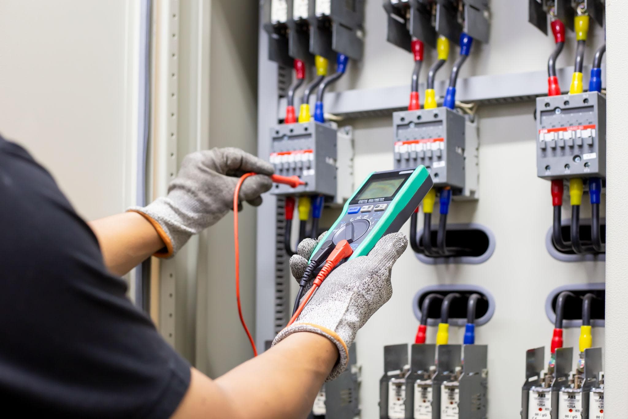 Elektrikář / Elektromontér – práce v elektro údržbě
